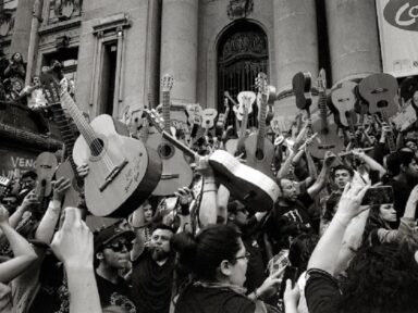 Mil violões para homenagear Victor Jara em Santiago do Chile