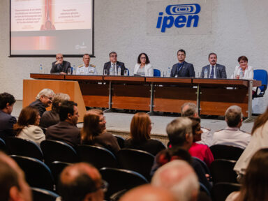 Luciana Santos visita IPEN e defende base produtiva nacional de Saúde