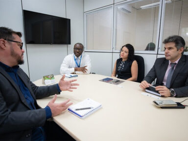 Ministério da Ciência e Tecnologia debate desenvolvimento de projetos junto à Embraer