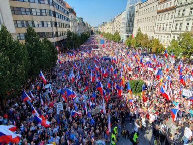 Multidão em Praga exige fim do apoio à Ucrânia e  repudia submissão às sanções dos  EUA