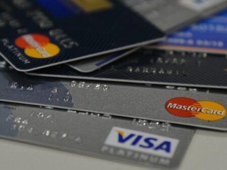 Juro do cartão de crédito sobe a 445,7% em agosto