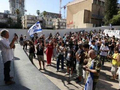 200 jovens israelenses se negam a servir ao exército em protesto contra golpe de Netanyahu
