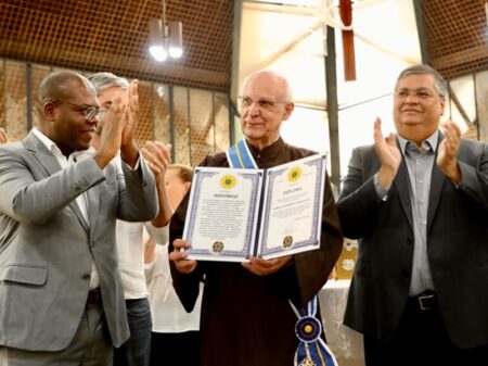 Flávio Dino entrega medalha ao padre Júlio Lancellotti “por serviços relevantes ao país”
