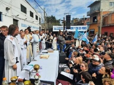 Padres argentinos fazem missa de desagravo ao Papa e em repúdio aos insultos de Milei