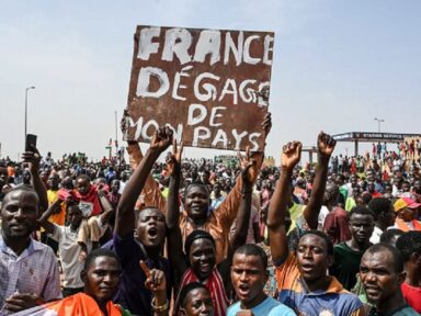 Macron anuncia que a França vai retirar suas tropas do Níger