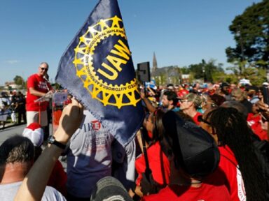Trabalhadores da Ford, GM e Stellantis entram em greve nos EUA por aumento salarial