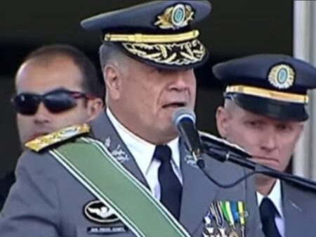 “Se for em frente, serei obrigado a prendê-lo”, disse o Comandante do Exército a Bolsonaro