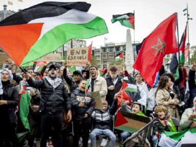 Manifestantes tomam as ruas de Amsterdã contra o massacre israelense em Gaza