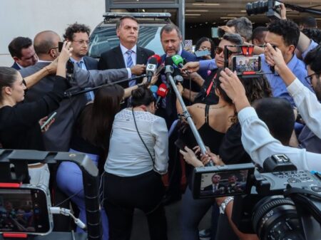 Bolsonaro vai à PF, fica calado e dá entrevista disparando fake news