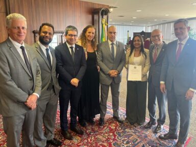 Eliziane entrega à PGR, CGU e TSE relatório da CPMI que indiciou ex-presidente e mais 60