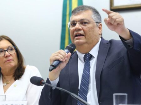 Flávio Dino rebate bolsonaristas: “nunca homenageei miliciano; não sou amigo de miliciano”