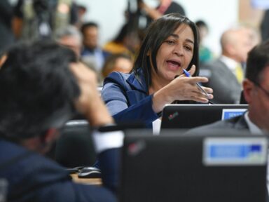 Relatora da CPMI rebate ataques e ofensas de Bolsonaro: “está com medo de ser preso”