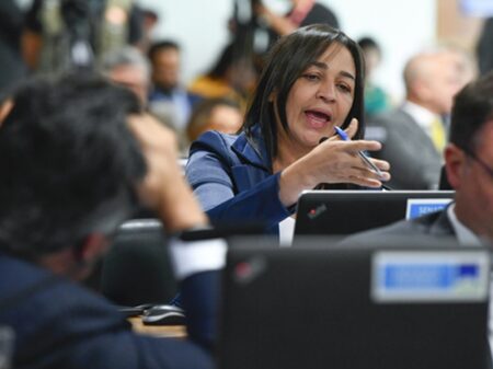 Relatora da CPMI rebate ataques e ofensas de Bolsonaro: “está com medo de ser preso”