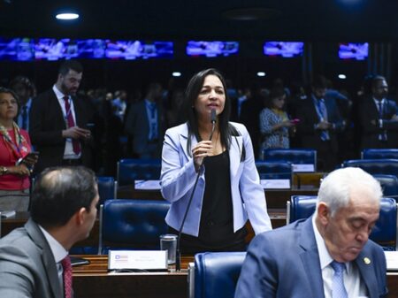 Relato de Cid implicando Bolsonaro na “operação golpista é gravíssima”, diz relatora da CPI