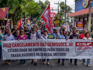 Metalúrgicos da GM ocupam ruas de São José dos Campos em protesto contra demissão em massa