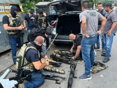 Oito das 21 metralhadoras furtadas do Exército são encontradas em área das milícias no Rio