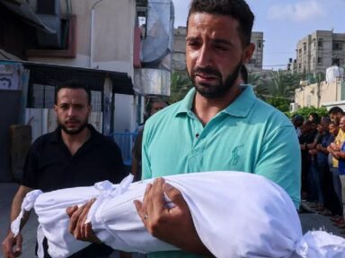 Sob cerco e bombas número de crianças mortas em Gaza já passa de 2.400