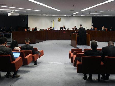 Luís Barroso estuda deixar ações penais do 8 de janeiro a cargo da Primeira Turma do STF