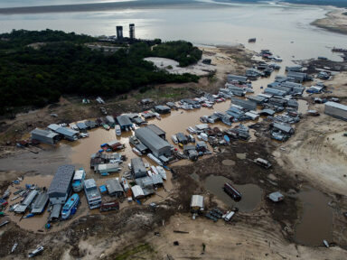 Rio Negro atinge menor nível em 120 anos de medição em Manaus