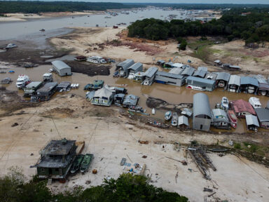 Indústrias anunciam férias coletivas para 17 mil trabalhadores devido à seca que atinge Manaus