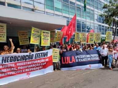 Servidores federais cobram proposta de reajuste salarial para 2024, em protesto no DF
