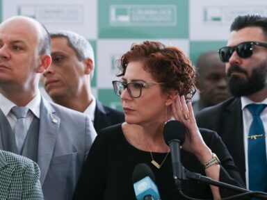 Carla Zambelli admite que pediu endereço de Moraes e dá desculpa esfarrapada