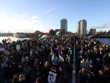 Centenas de milhares em Londres exigem cessar-fogo e fim do massacre de palestinos por Israel