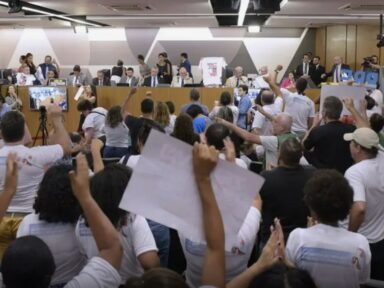 Servidores de Minas Gerais ocupam Assembleia e pedem rejeição a PL que congela salários