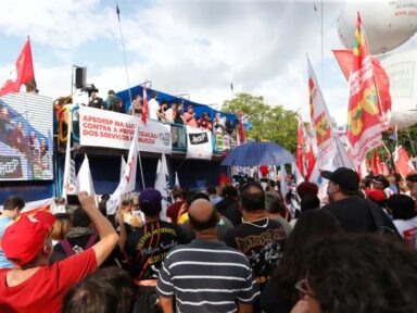 Manifestação ocupa frente da Assembleia Legislativa em repúdio à privatização da Sabesp