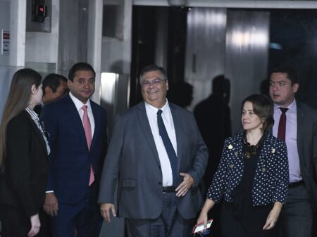 Senadores recepcionam Flávio Dino e relator estima votação inédita para o ministro