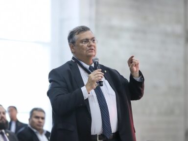 Flávio Dino processa vereador bolsonarista: “inventa calúnias para praticar o mal”