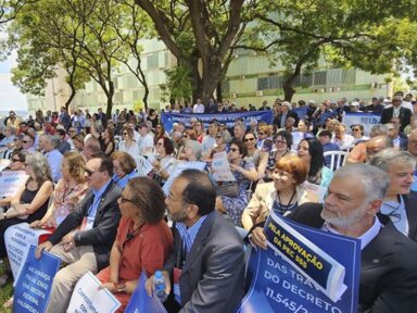Funcionários da Receita Federal aprovam greve em defesa de direitos