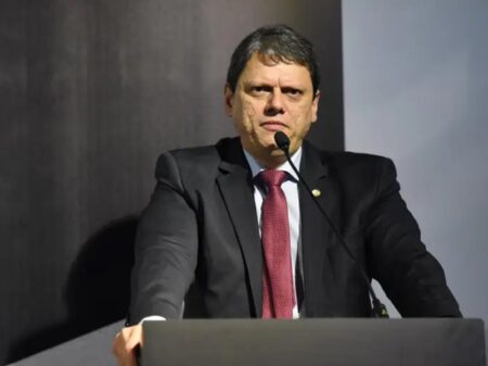 Tarcísio assina lei e livra Bolsonaro de R$ 1 mi em multas às custas dos cofres públicos