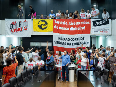 Estudantes barram votação na CCJ da Alesp da PEC de Tarcísio que corta R$ 9 bilhões da Educação de SP