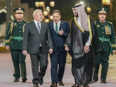 Lula chega a Riade e discute com príncipe saudita ampliação do comércio entre os dois países