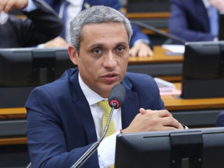 Justiça condena deputado a pagar R$ 80 mil por coagir trabalhadores para votarem em Bolsonaro