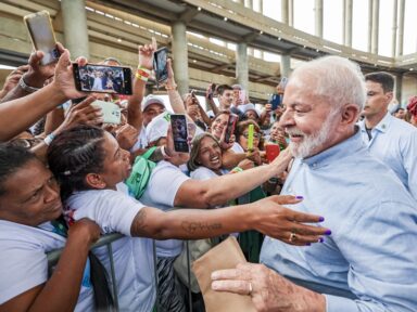 “Tem que mudar essa coisa estúpida do pobre pagar 3 vezes mais caro pela energia”, diz Lula no “Natal dos Catadores”