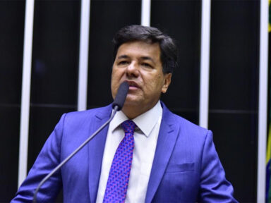 Deputados aprovam urgência para relatório de Mendonça que retoma ataques ao Ensino Médio