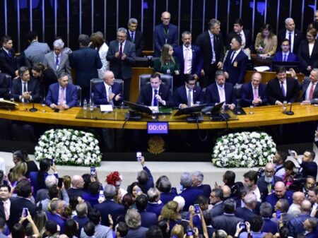 Presidente da Câmara repreende bolsonaristas por insultos a Lula; deputado replica provocação