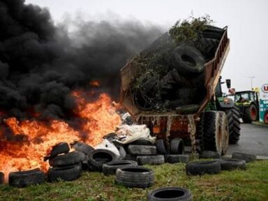 Agricultores franceses bloqueiam estradas contra o corte de subsídios ao diesel