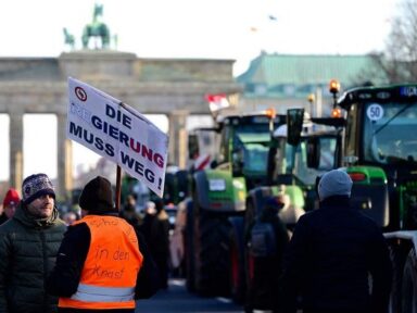 Agricultores estacionam centenas de tratores em Berlim em ato contra corte de subsídio ao diesel
