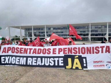 Servidores e aposentados exigem reposição de perdas salariais durante protesto em Brasília