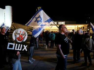 Manifestantes tomam as ruas de Tel Aviv e Haifa para exigir a saída de Netanyahu