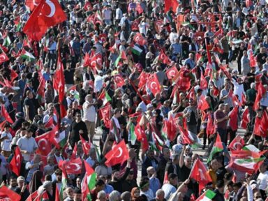 Solidariedade aos palestinos abriu 2024 com multidão nas ruas de Istambul