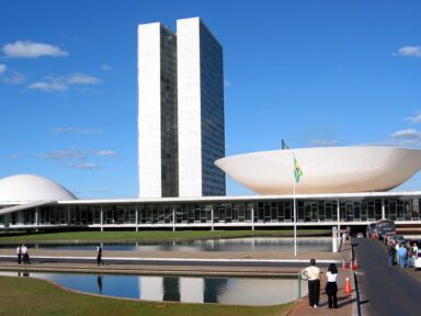 Deputados preparam PEC de cortes de despesas