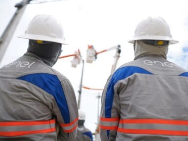 Angra sofre com apagões e até prefeitura se une à população nas manifestações contra a Enel
