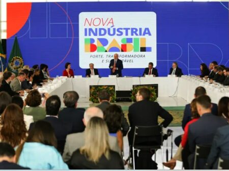 Mídia entreguista faz cruzada contra plano de Lula de retomada da indústria nacional