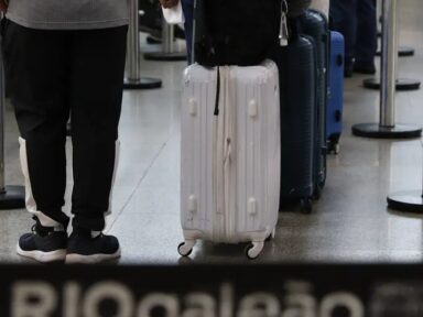 Por reajuste salarial, servidores da Receita mantêm greve com protesto em aeroportos
