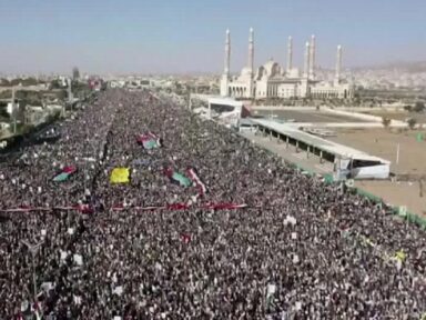 Multidão toma as ruas da capital iemenita em repúdio ao bombardeio dos EUA e Inglaterra