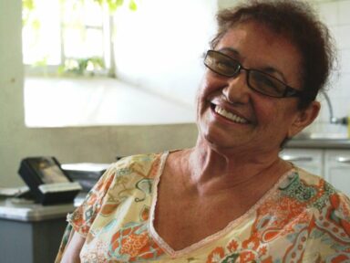 Amigos e familiares se despedem de Ivonete Melo, a Dama do Teatro Pernambucano
